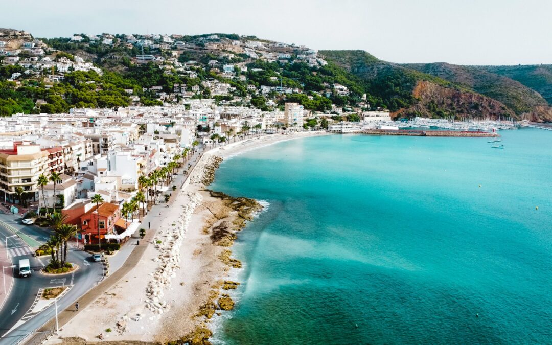 Vista aérea de la playa de la Grava y el puerto de Jávea, Costa Blanca