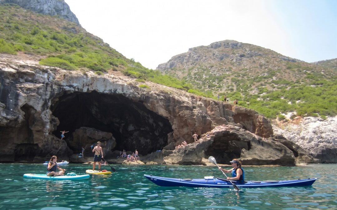 Entrada de la Cova Tallada desde el mar con kayak y paddle surf